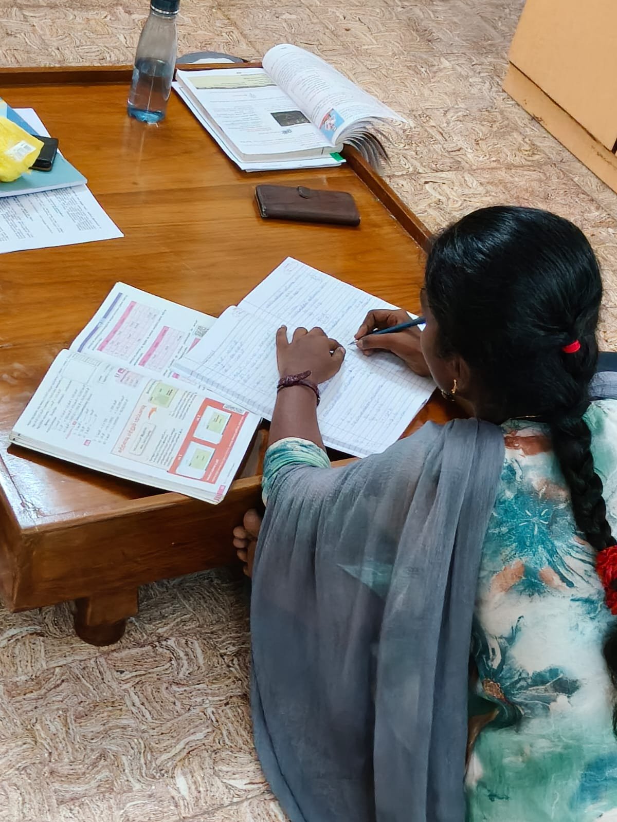 மாணவிகள் அமைதியாக படிக்கும் அறை நூலகம்