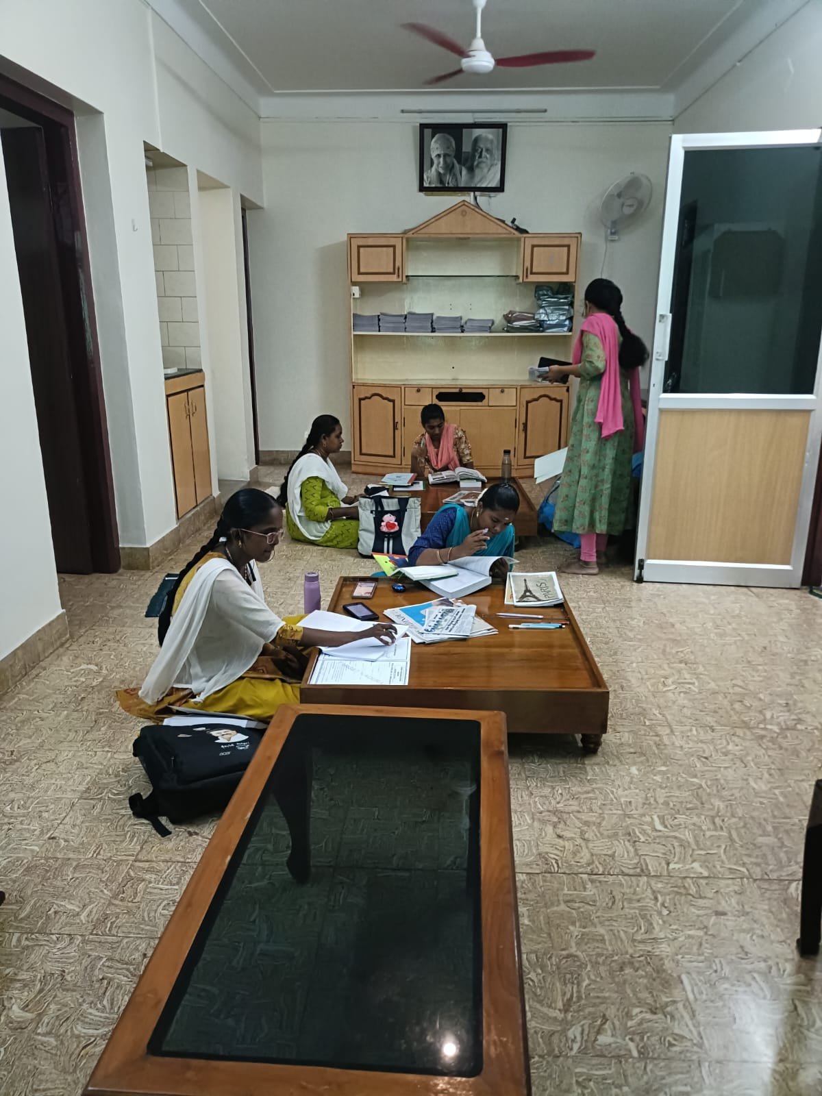 மாணவிகள் அமைதியாக படிக்கும் அறை