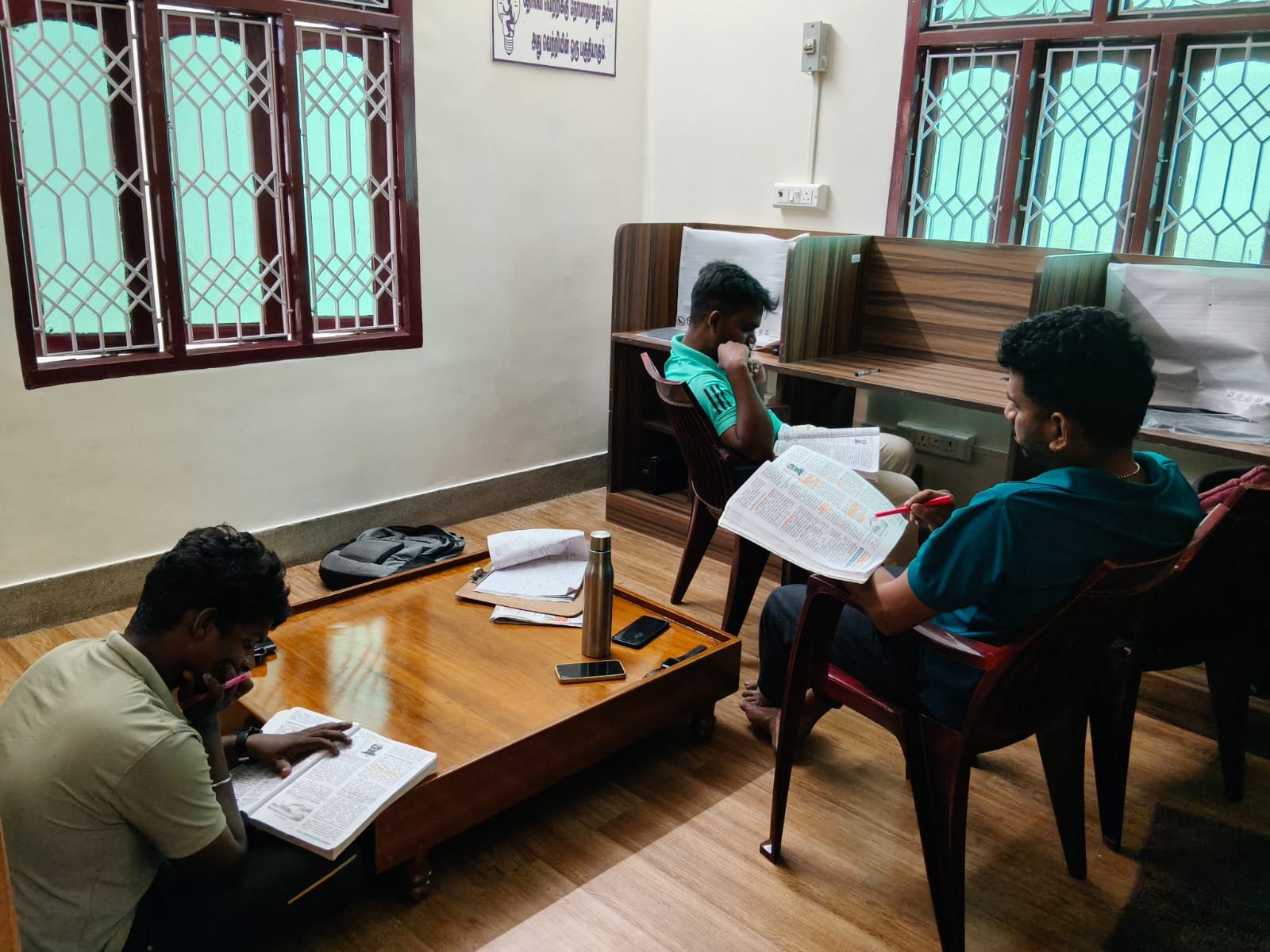 மாணவர்கள் அமைதியாக படிக்கும் அறை