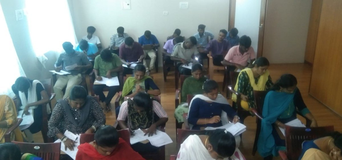 தமிழ் Gr 4, Gr 2,2A மாதிரி தேர்வு - 8 எழுதும் மாணவ, மாணவிகள்