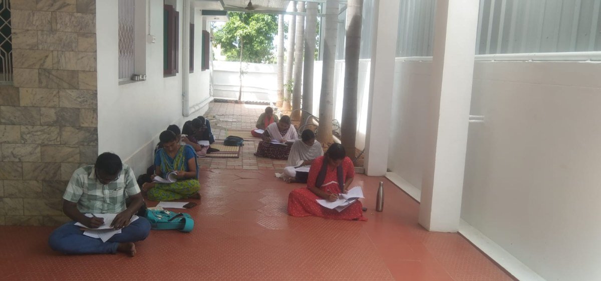 Gr1 - மாதிரி தேர்வு எழுதும் மாணவ மாணவிகள்