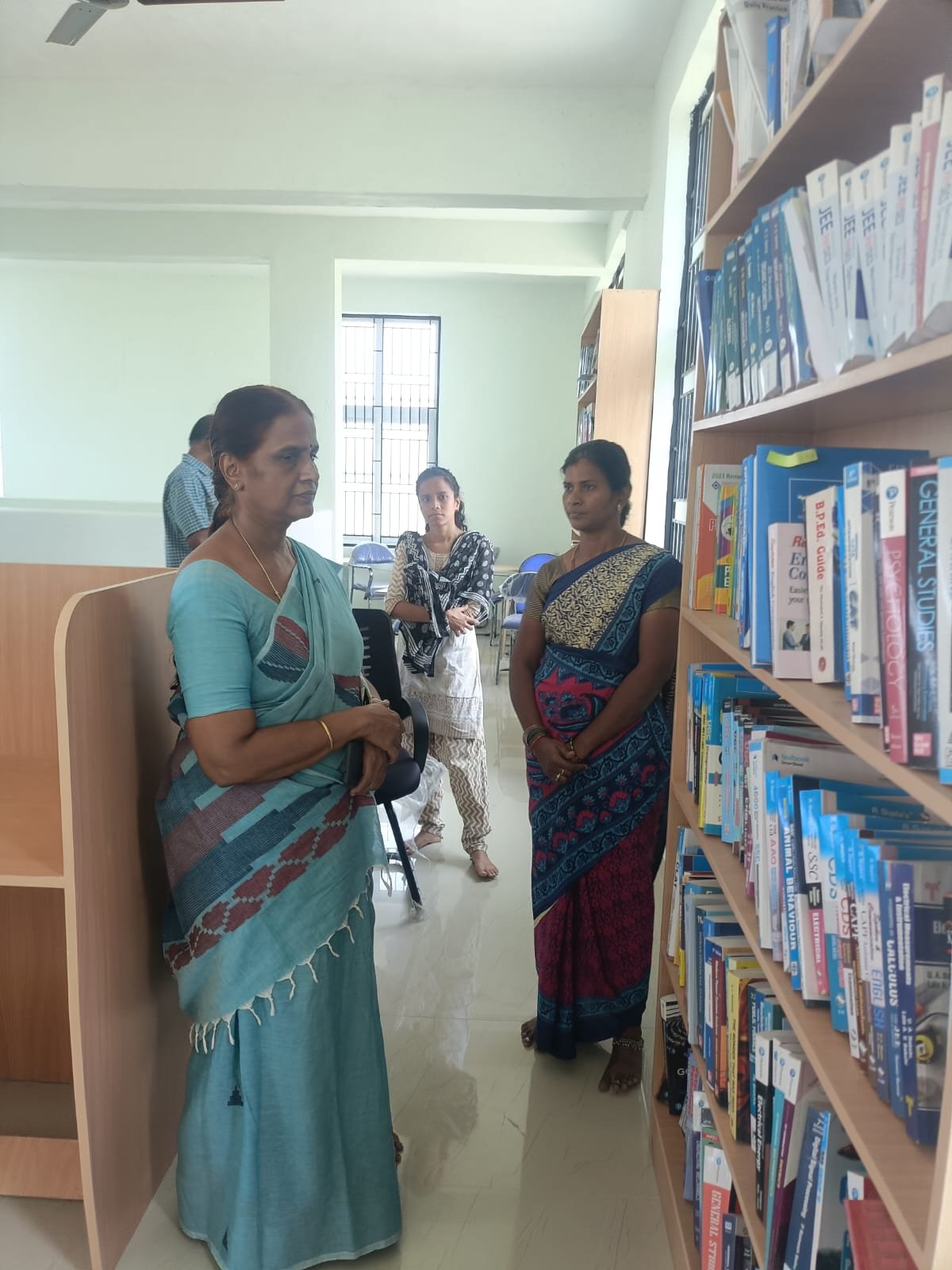 நூலகத்தை லட்சுமி IAS Academy  மேடம் அவர்கள் பார்வையிடல்